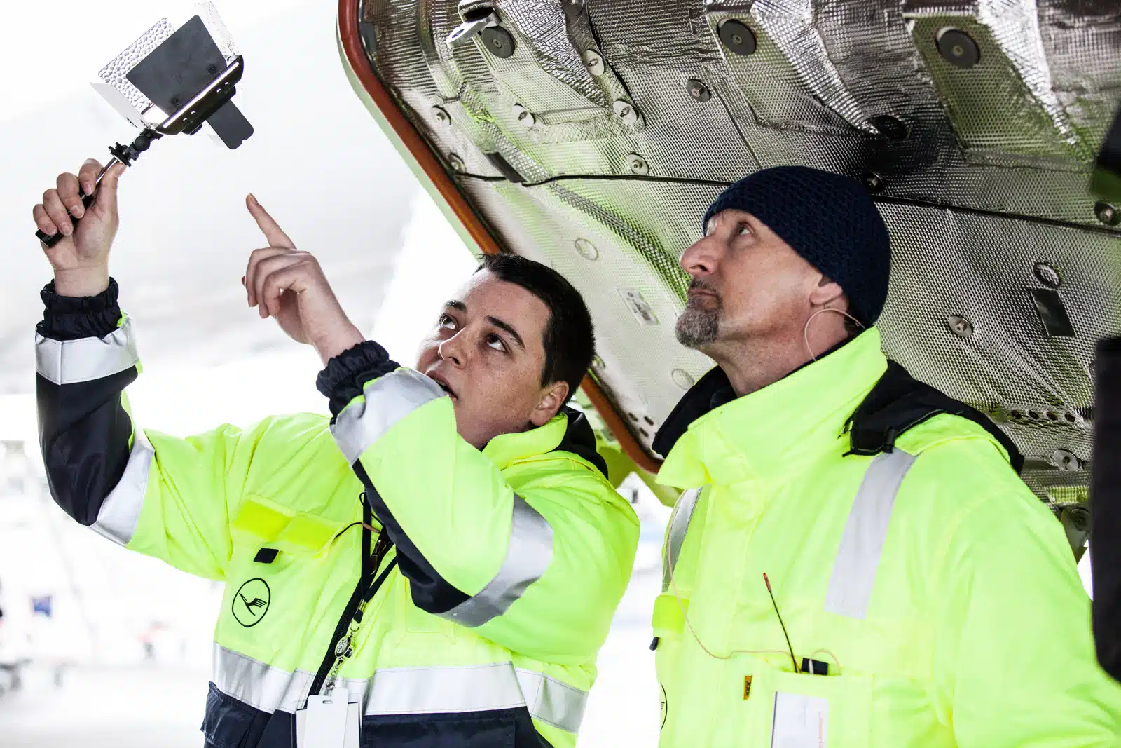 Zwei Mechaniker der Lufthansa checken die neue Boeing in Seattle