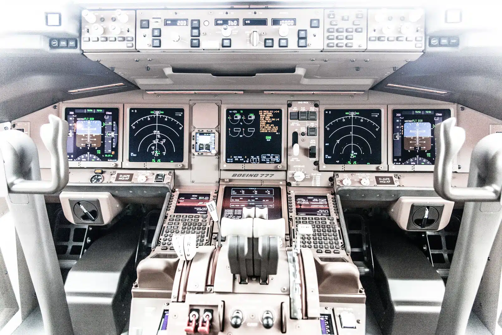 Cockpit einer Boeing der Lufthansa Cargo in Seattle