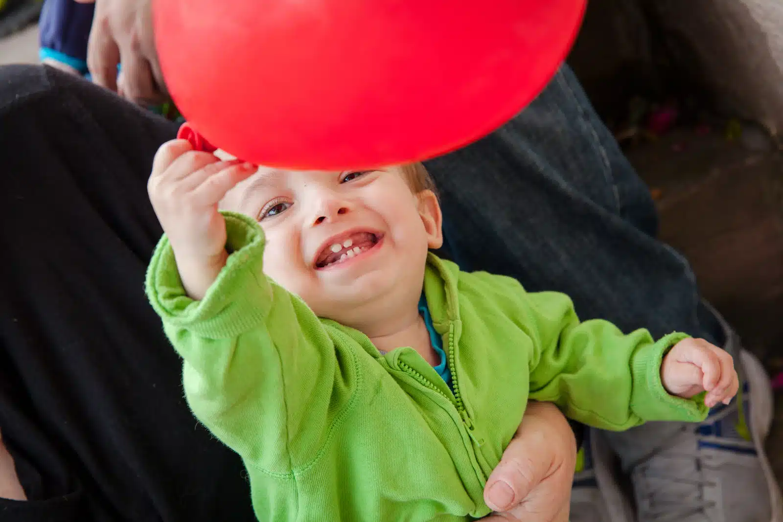Ein Kind spielt mit einem roten Ballon