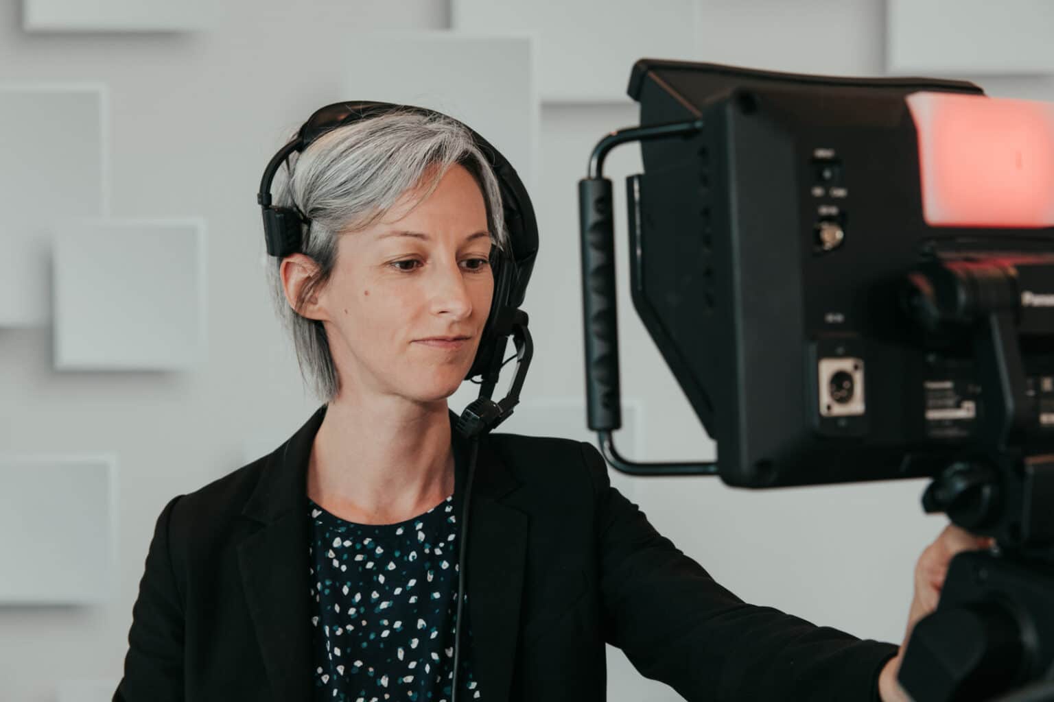 Kamerafrau bei der Arbeit an der Live Kamera im Studio