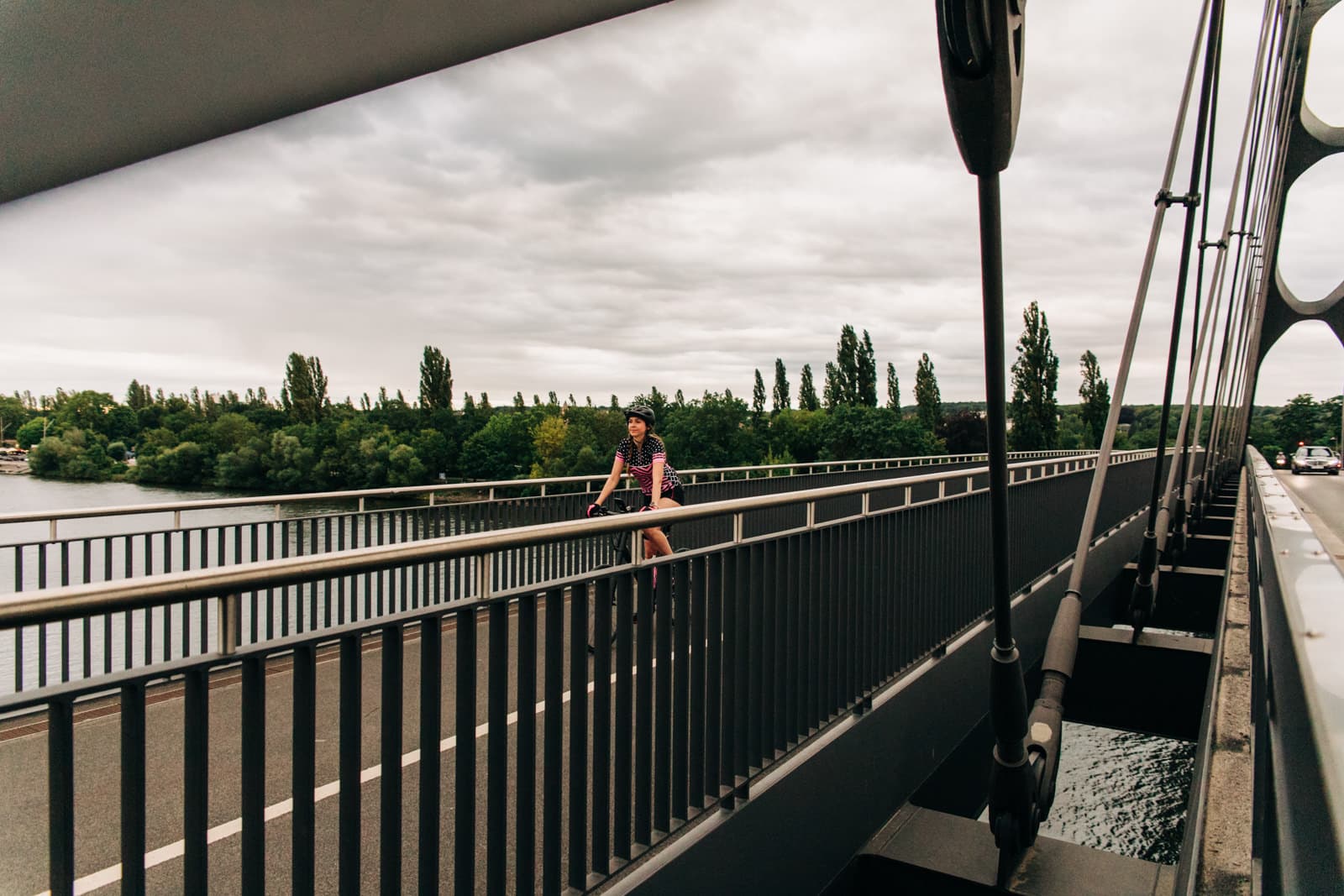Frau fährt auf der Honsellbrücke Fahrrad