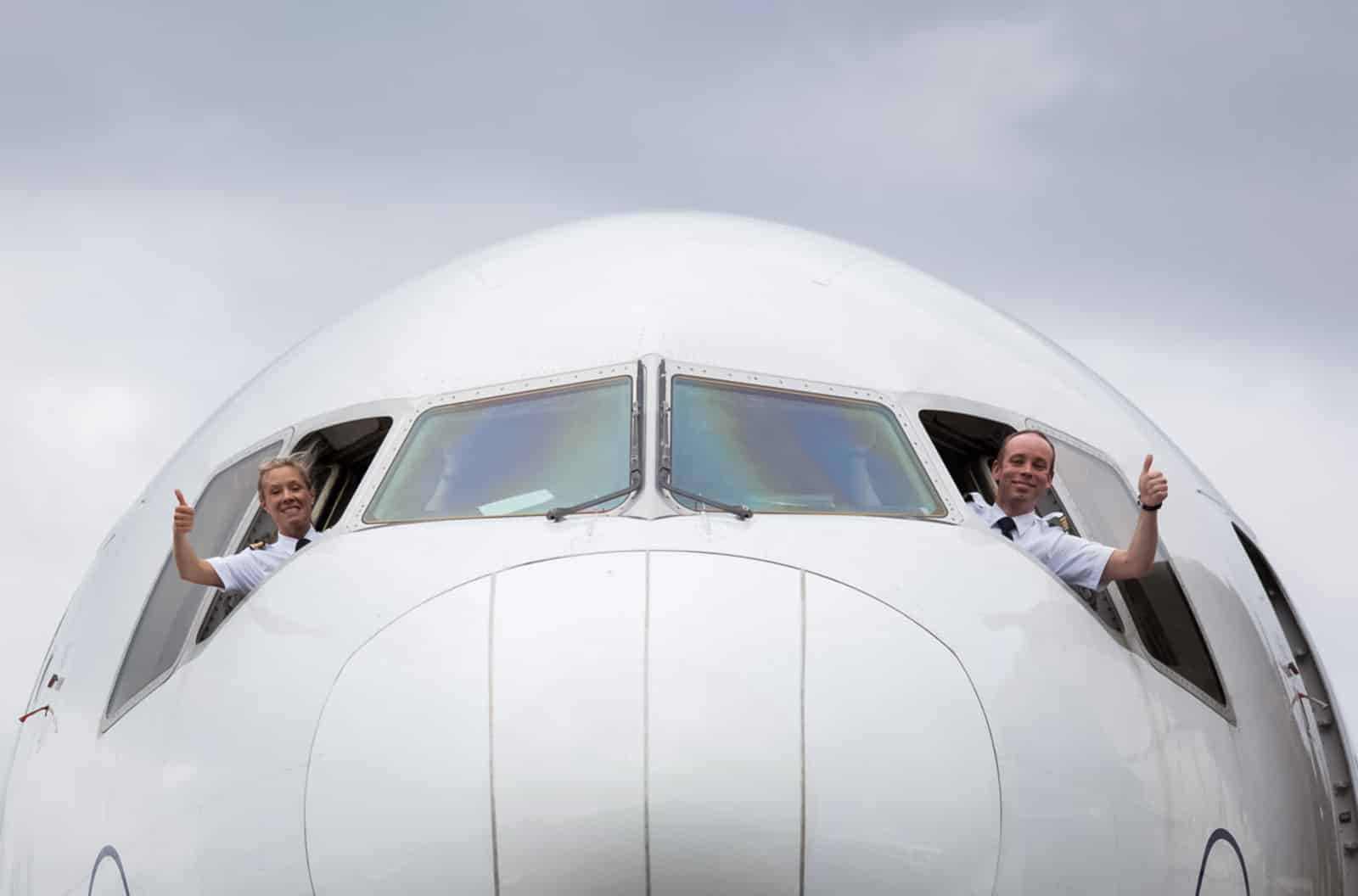 Lufthansa Piloten zeigen Daumen hoch aus dem Cockpitfenster