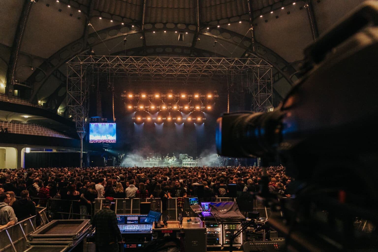 Konzertbühne in der Festhalle Frankfurt mit Kamera