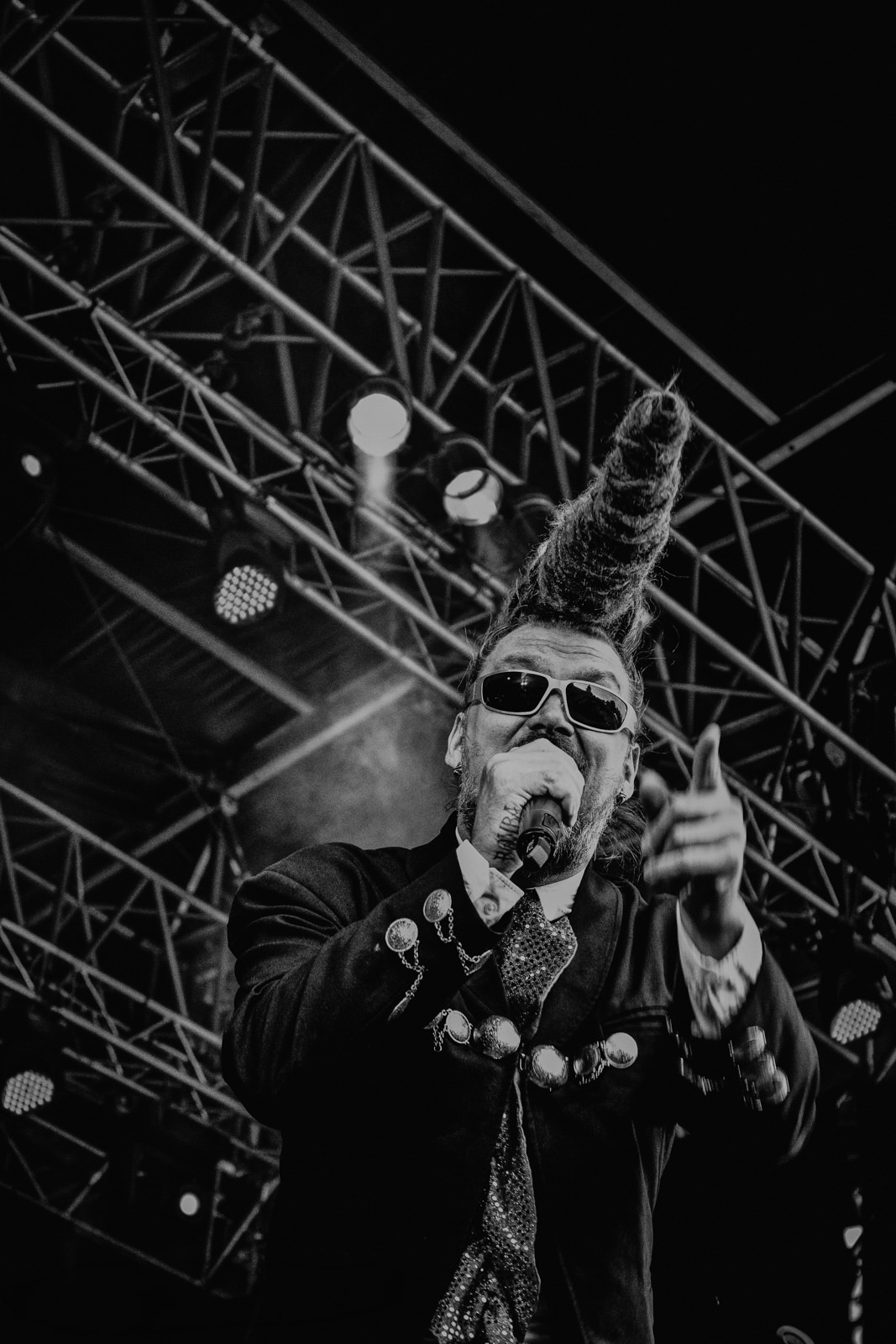 Sänger der Leningrad Cowboys auf der Bühne des Musikfestivals Schlossgrabenfest Darmstadt und singt in die Kamera.