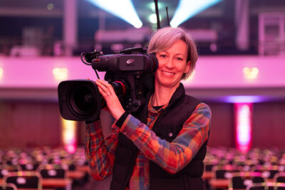Kamerafrau mit Schulterkamera GrassValley LDX180