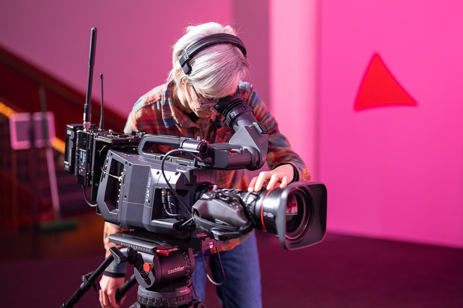 Kamerafrau mit der GrassValley LDX180 beim Liveinterview.